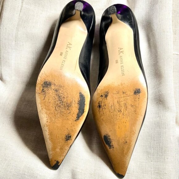 AK Anne Klein Black Pointed-Toe kitten heels with Elegant Gold Chain Size 9.5 - Picture 16 of 16